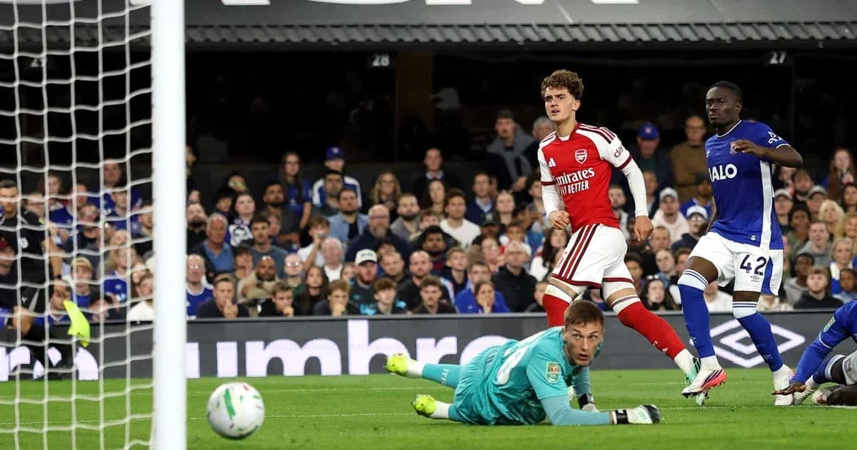Jugador de Arsenal celebra gol ante el portero caído