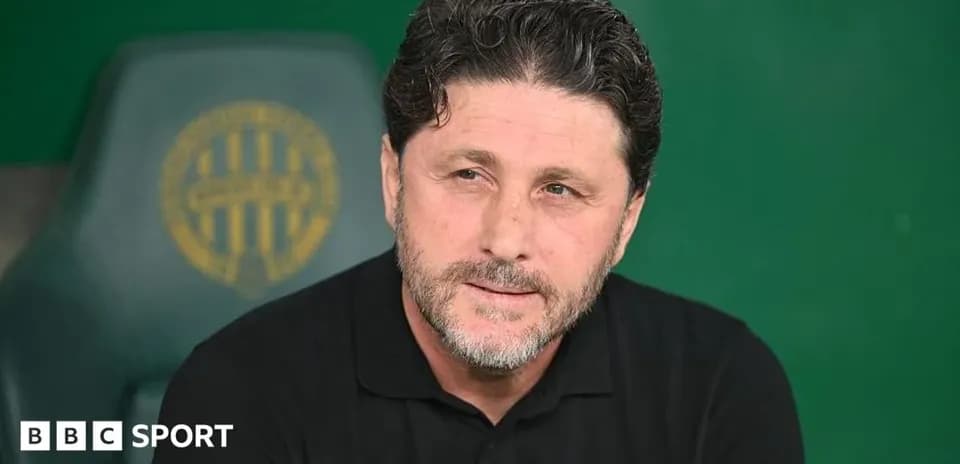 Entrenador sentado en el banquillo durante partido