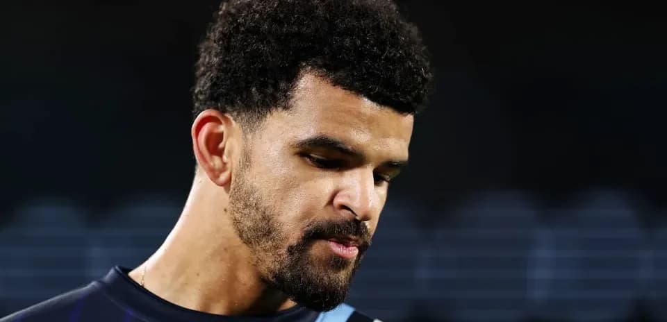 Jugador mirando hacia abajo en el campo de juego