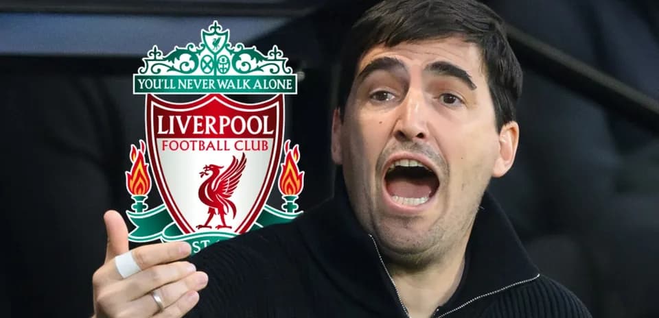 Entrenador dando instrucciones con logo de Liverpool