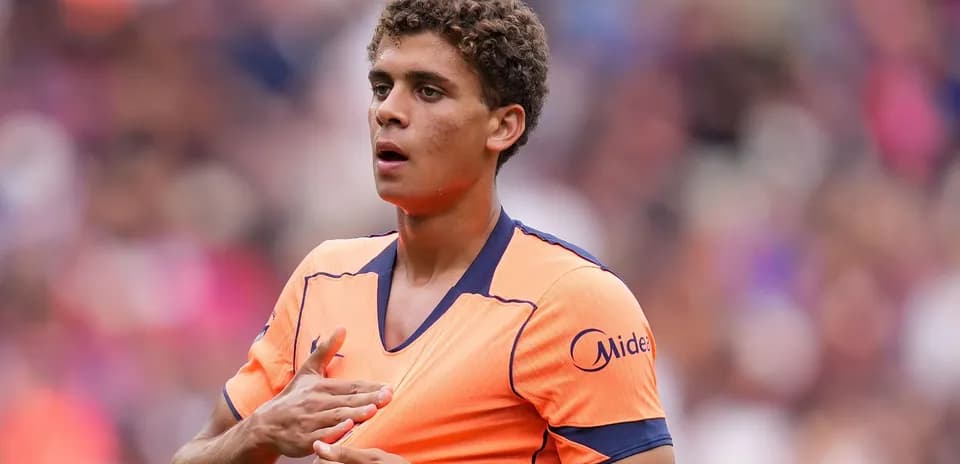 Jugador con camiseta naranja en el campo
