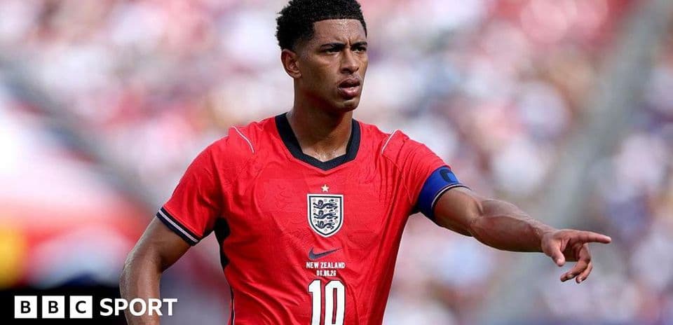 Jugador de Inglaterra señalando en el campo