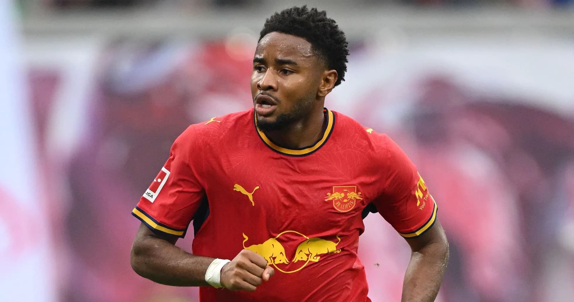 Jugador corriendo con camiseta de RB Leipzig