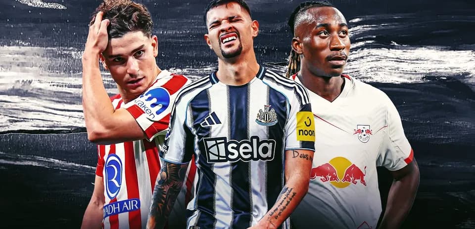 Tres jugadores de fútbol en camisetas de sus equipos