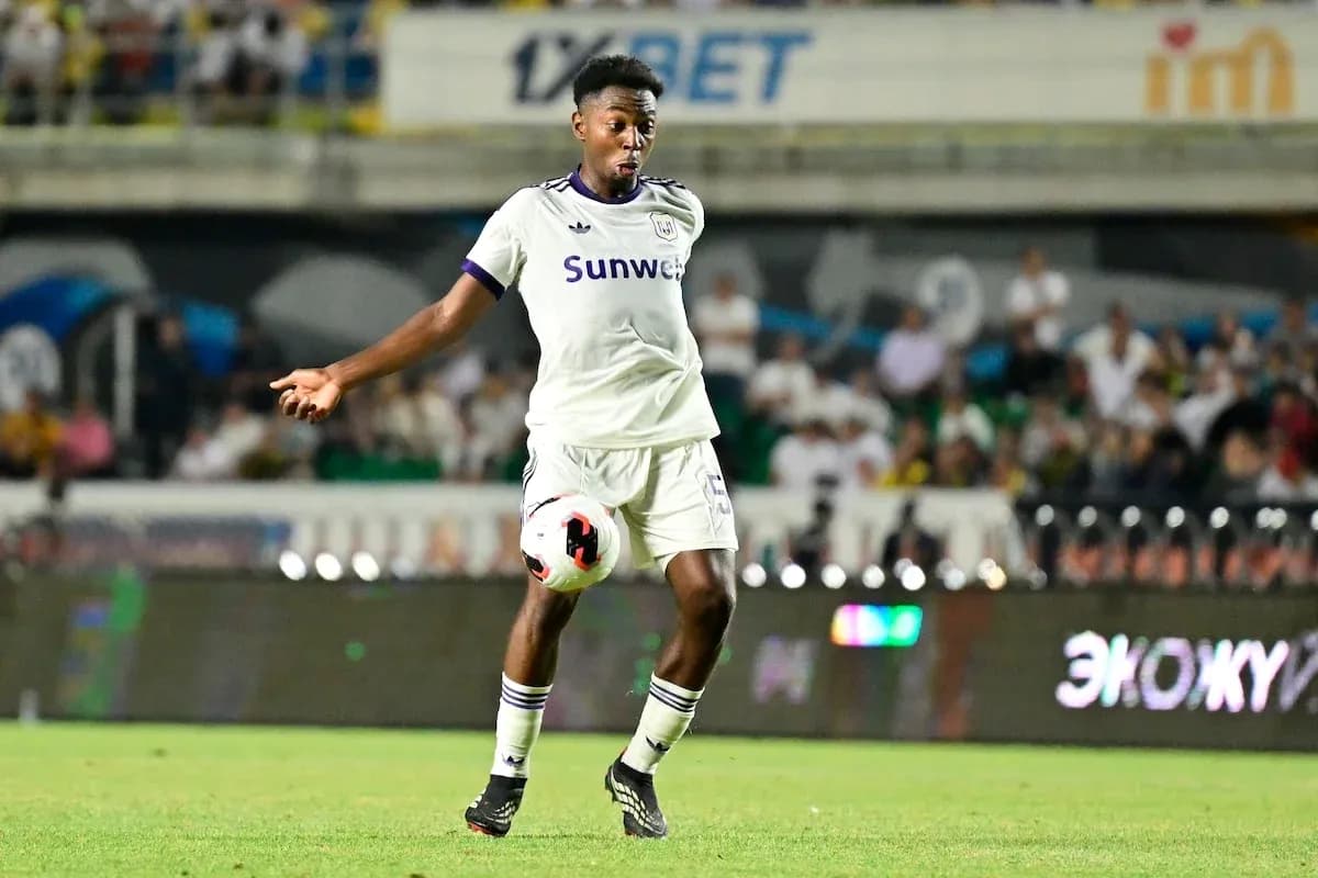 Jugador de Anderlecht controlando el balón en el campo