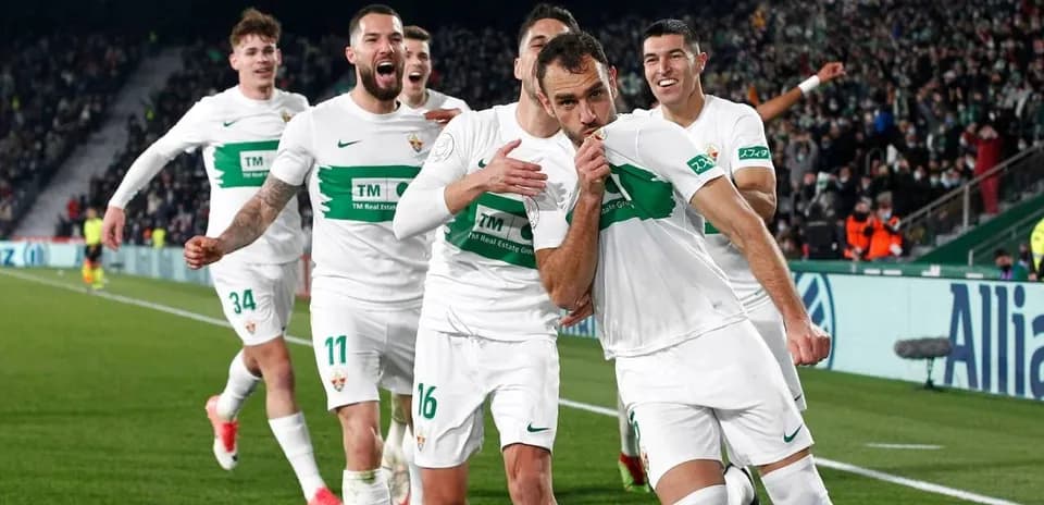 Jugadores de Elche celebrando un gol