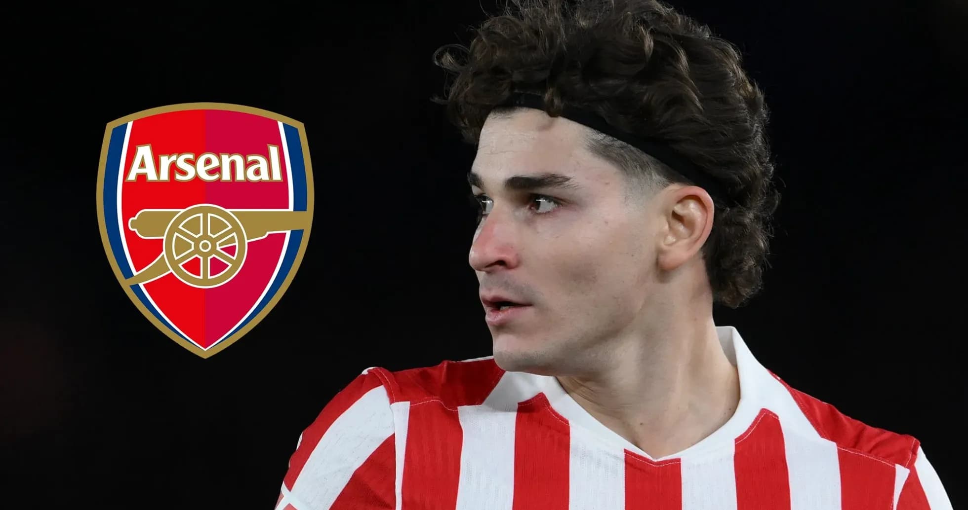 Jugador con camiseta rayada y escudo de Arsenal