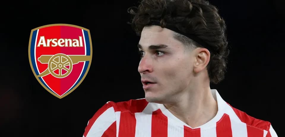 Jugador con camiseta rayada y escudo de Arsenal