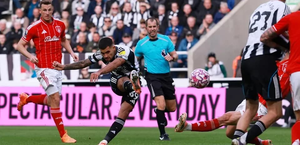 Gol de Newcastle en partido contra Nottingham Forest