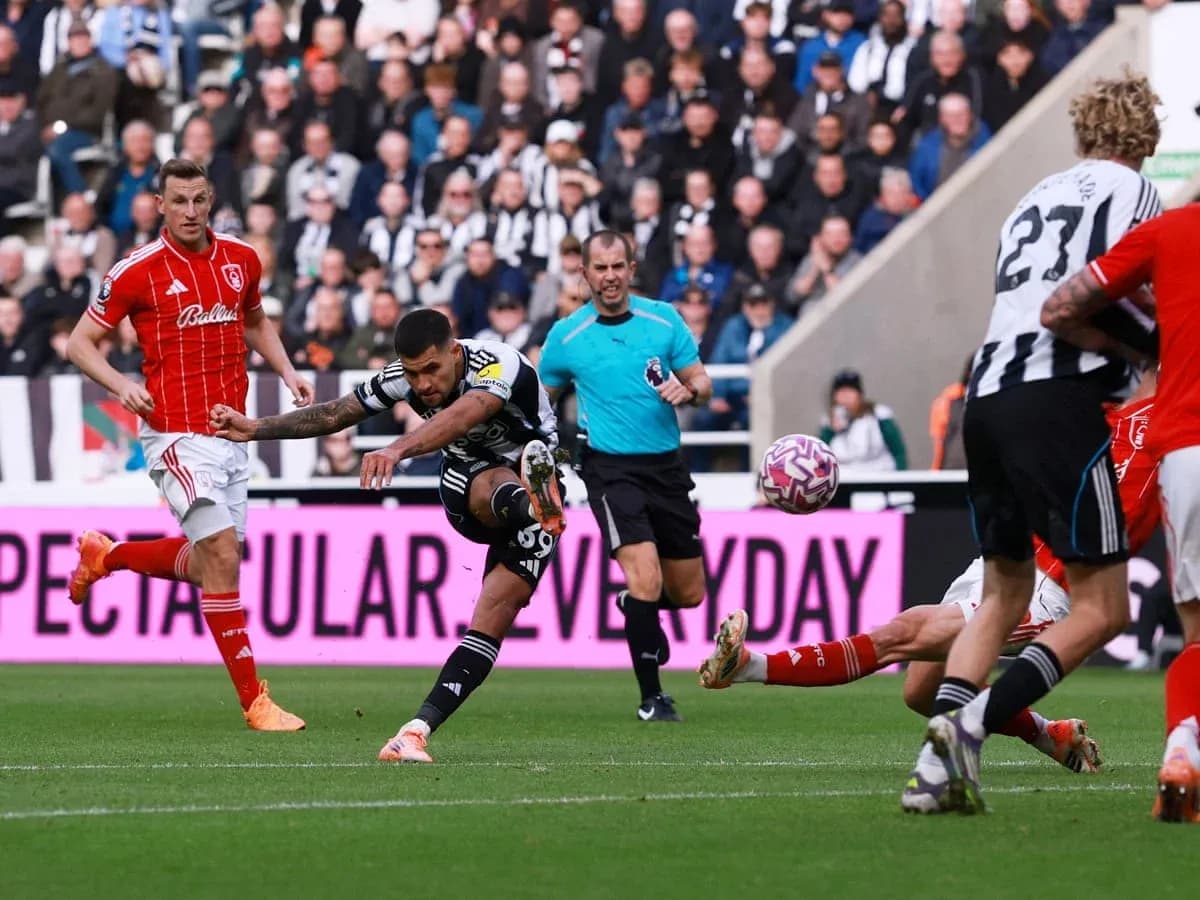 Gol de Newcastle en partido contra Nottingham Forest