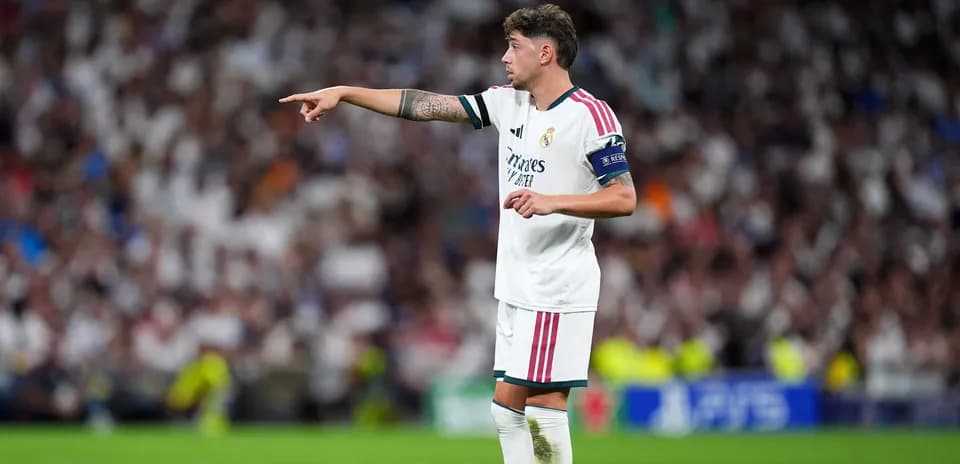 Jugador de Real Madrid dirigiendo a su equipo en el campo