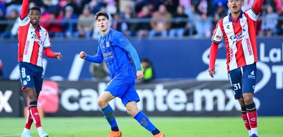 Jugadores de Atlético San Luis y Chivas en acción