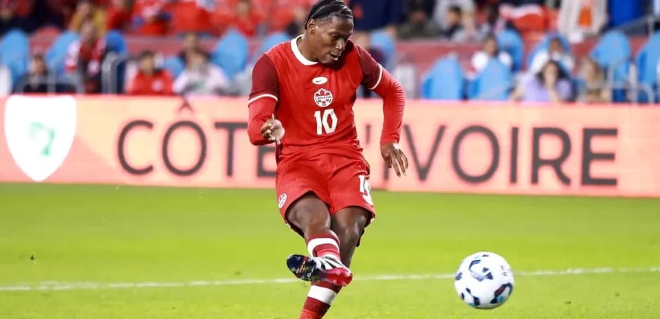 Jugador de Canadá pateando el balón en el partido