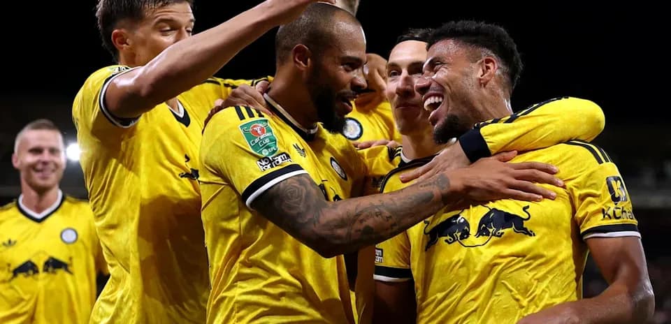 Jugadores celebrando un gol en equipo