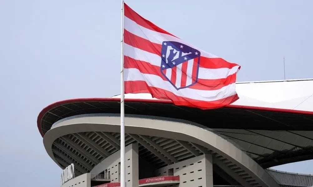 Bandera del Atlético de Madrid ondeando en el estadio
