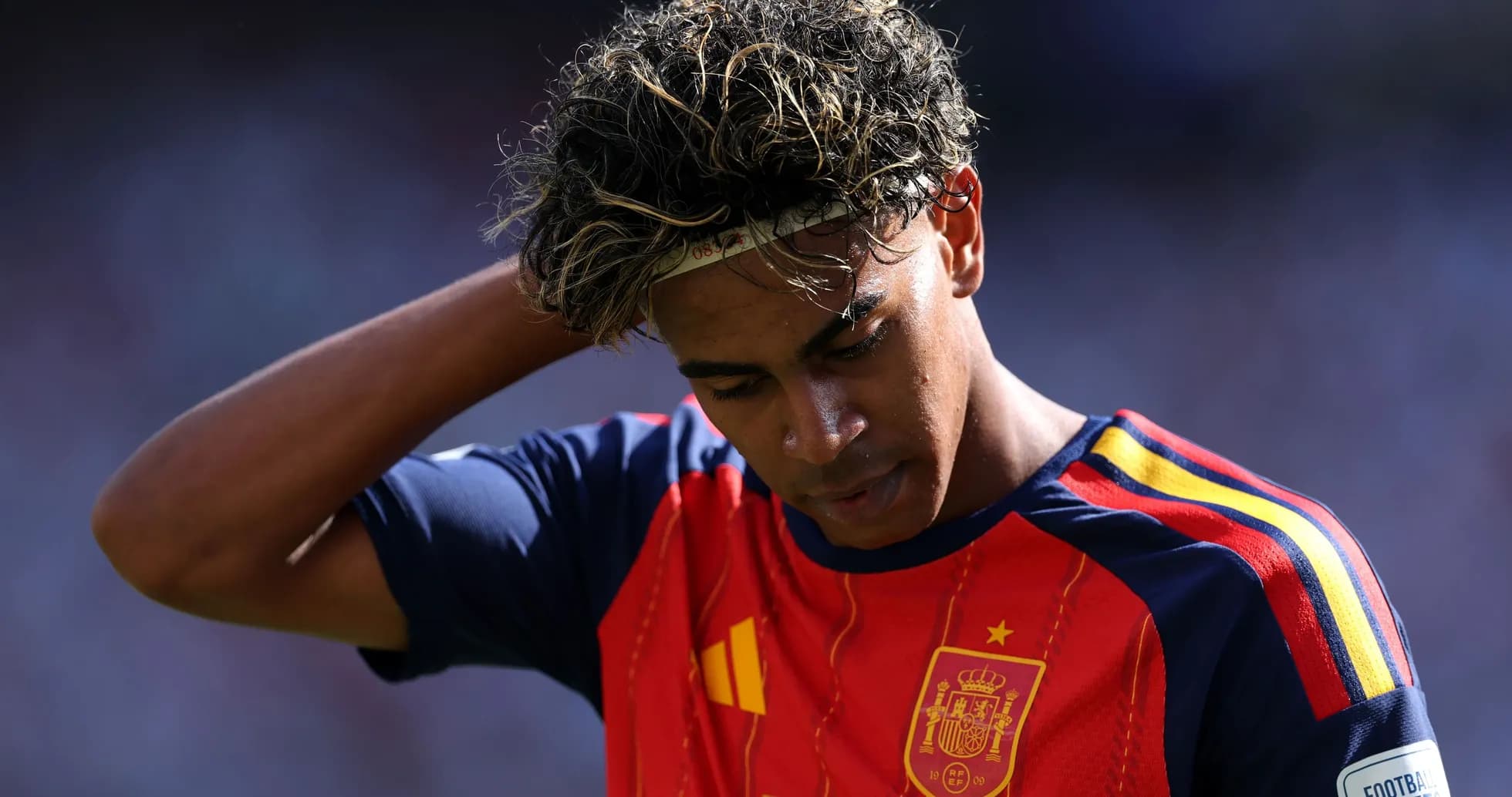 Jugador de España con camiseta roja, cabizbajo