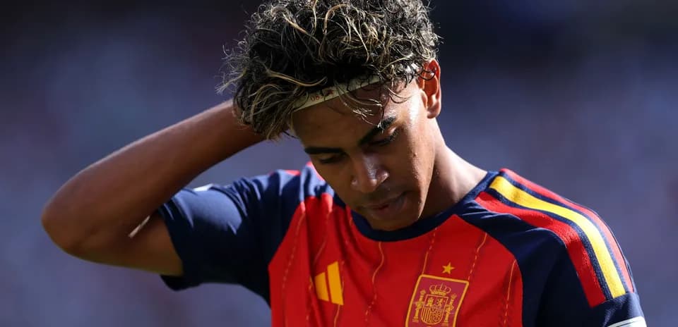 Jugador de España con camiseta roja, cabizbajo