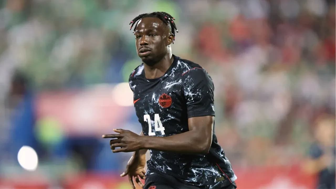 Jugador de Canadá corriendo en partido de fútbol