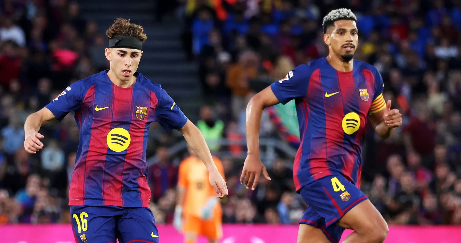 Jugadores del FC Barcelona corriendo en el campo