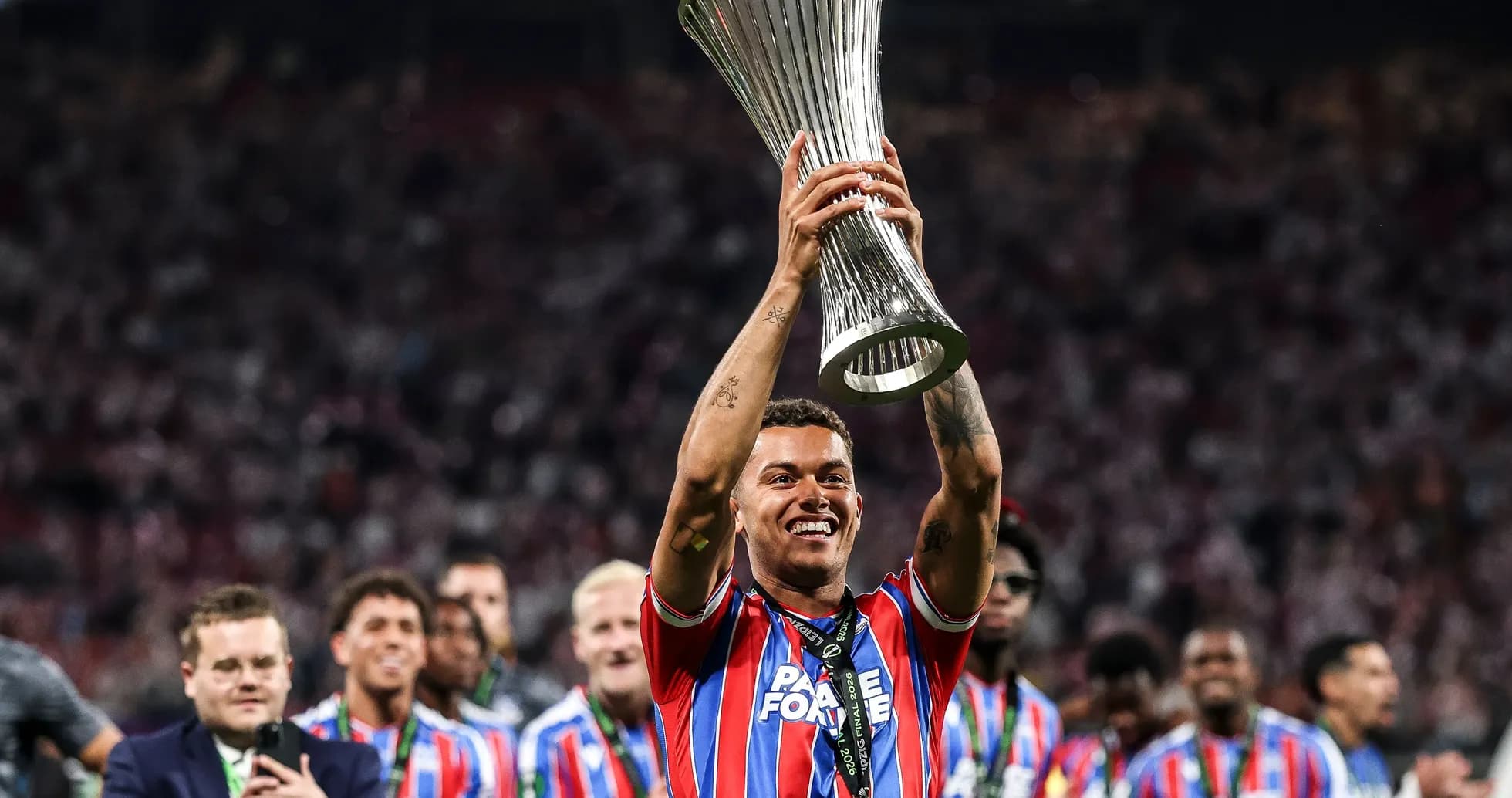Jugador levantando el trofeo en la celebración