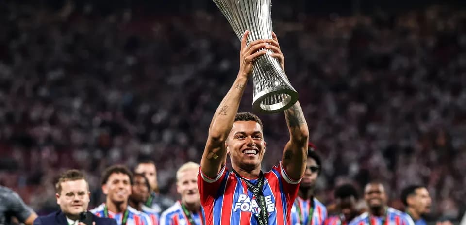 Jugador levantando el trofeo en la celebración