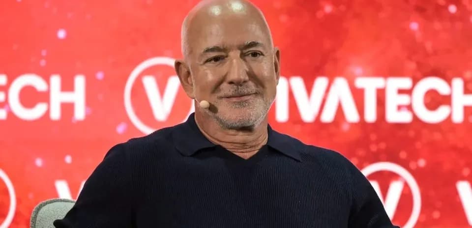 Hombre hablando en un evento de tecnología