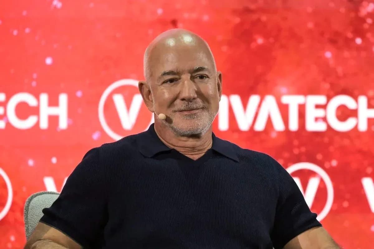 Hombre hablando en un evento de tecnología