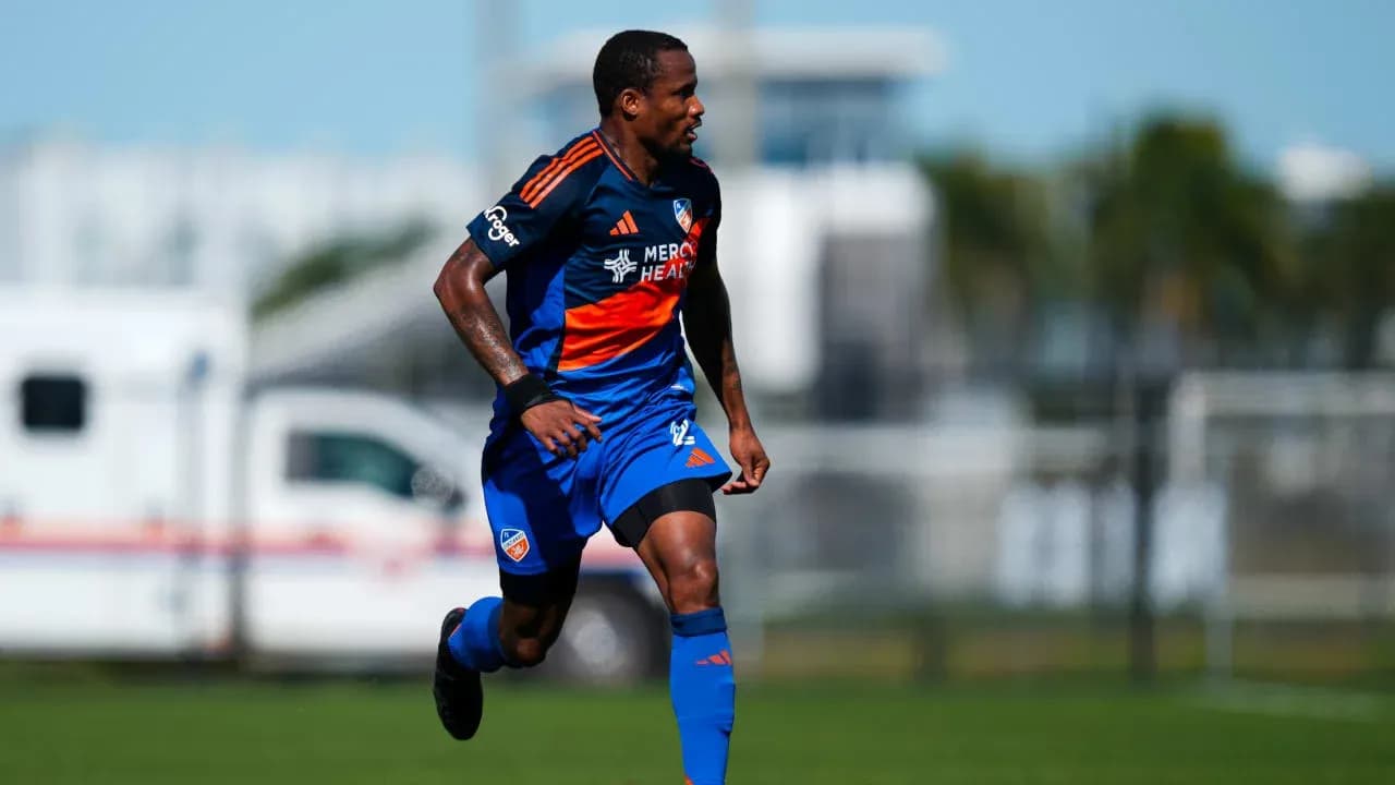Jugador corriendo durante el partido de fútbol