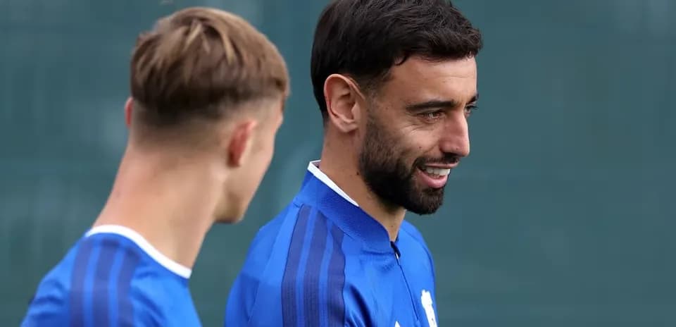 Dos jugadores conversando durante la sesión de entrenamiento