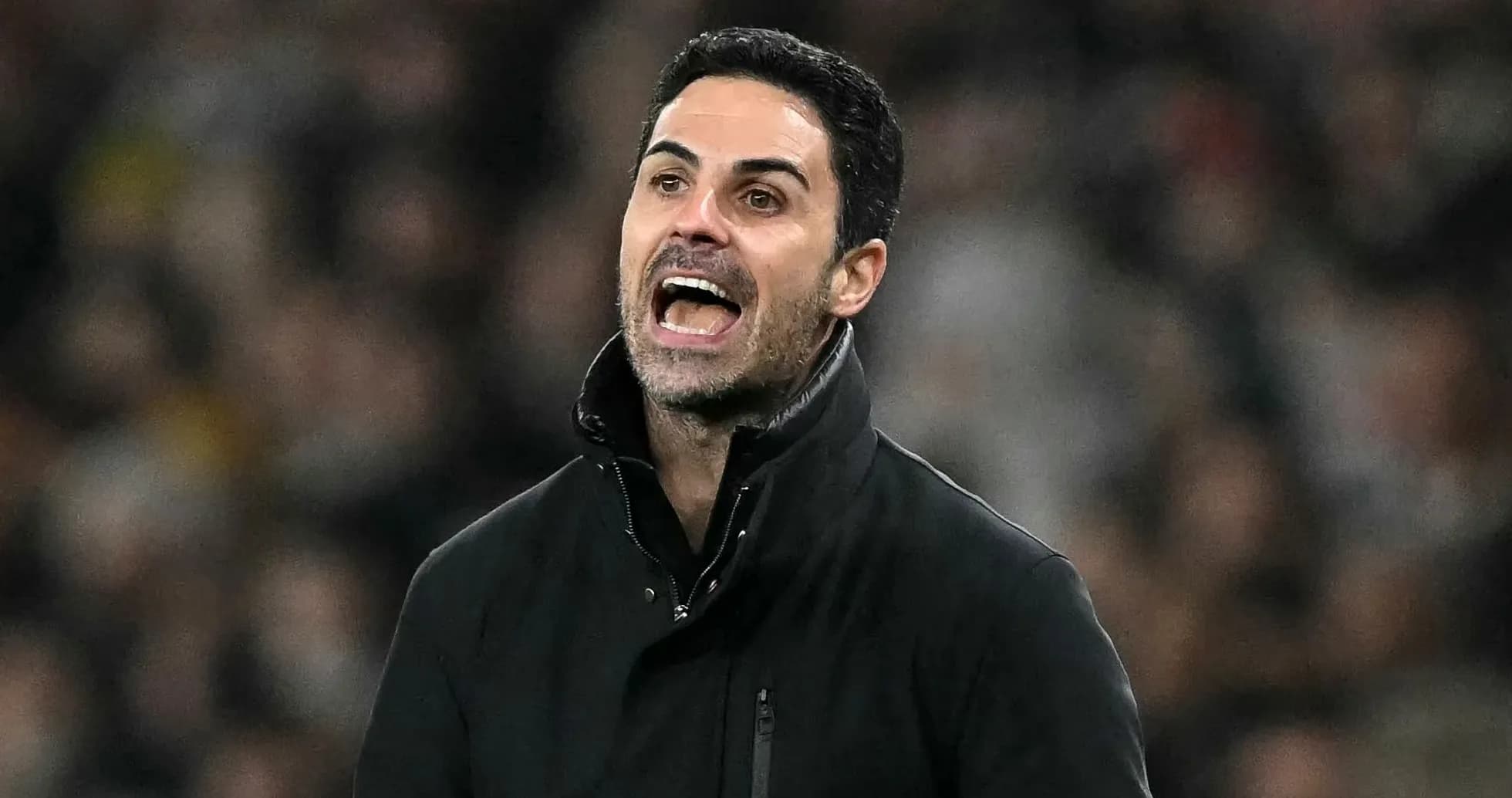 Entrenador dirigiendo desde la banda durante el partido