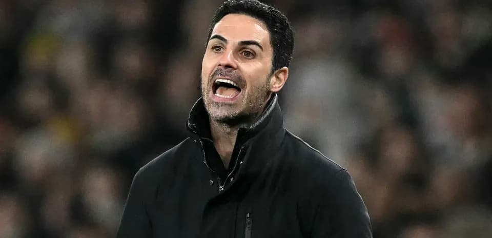 Entrenador dirigiendo desde la banda durante el partido
