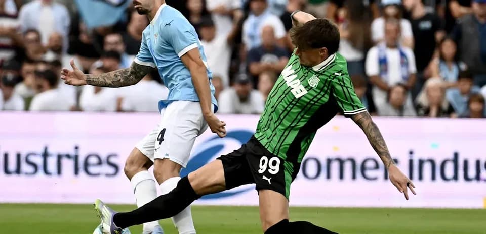 Jugador de Lazio y Sassuolo en acción durante el partido