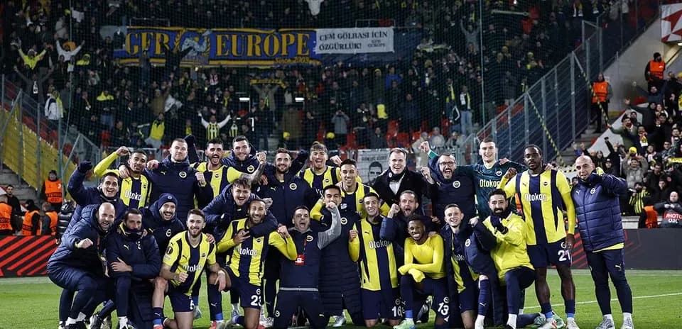 Equipo de Fenerbahçe celebrando con aficionados
