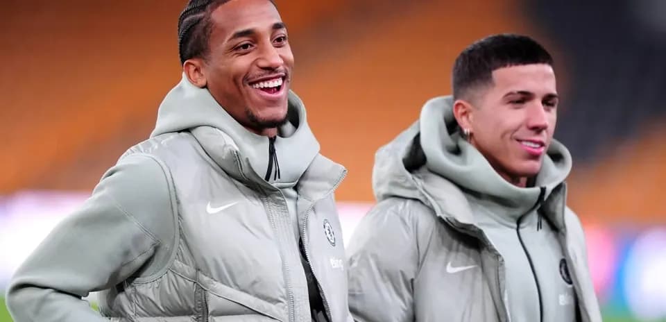 Dos jugadores sonriendo en la zona de calentamiento