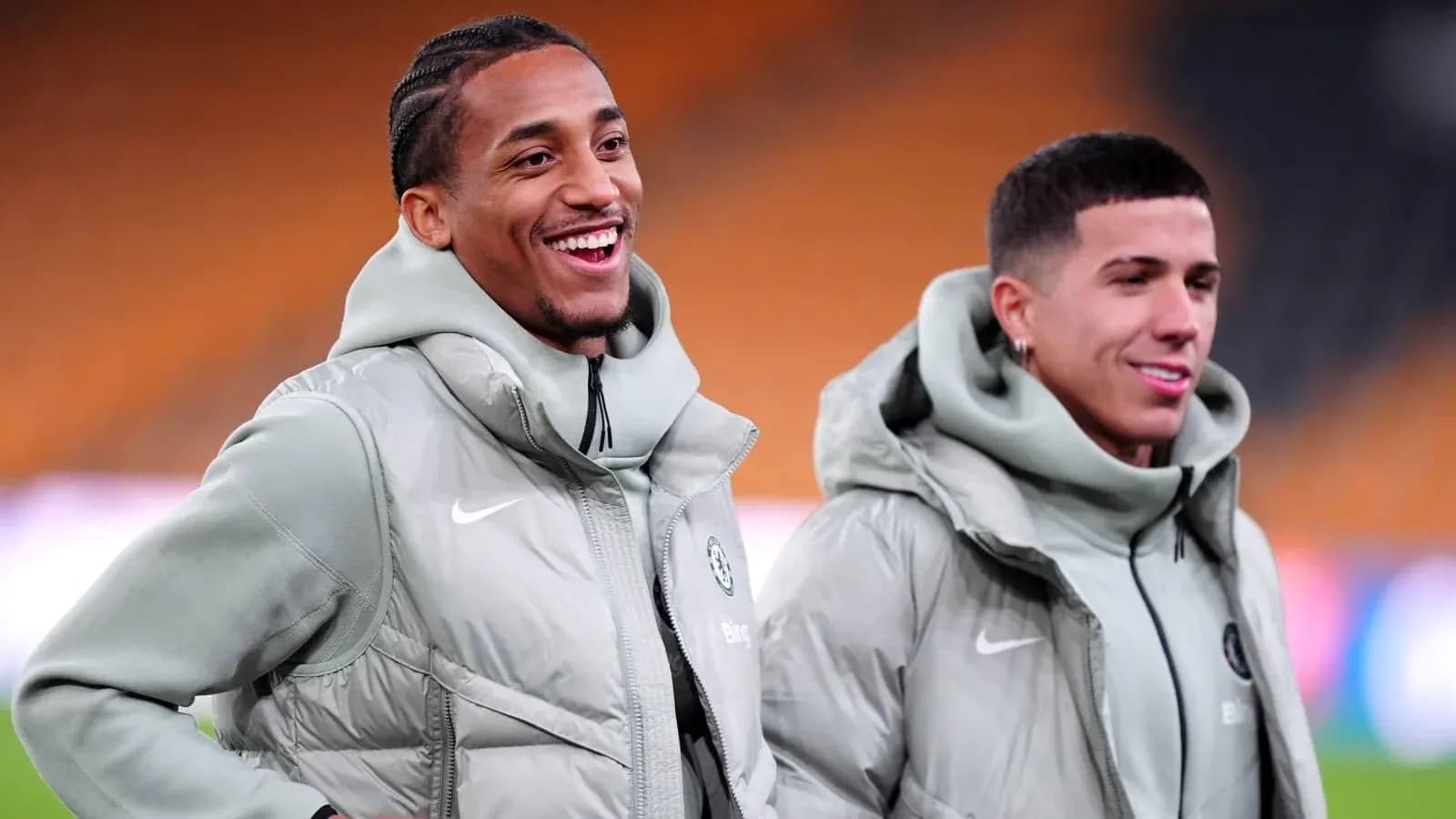 Dos jugadores sonriendo en la zona de calentamiento