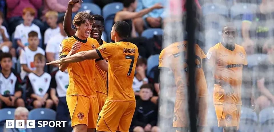 Jugadores celebrando un gol en el partido
