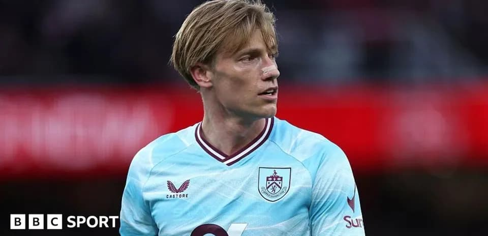 Jugador de Burnley en acción durante un partido
