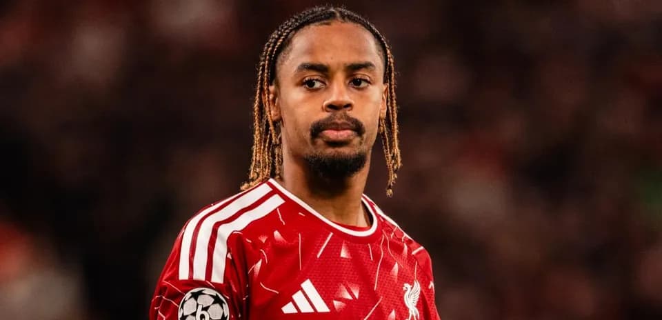 Jugador de Liverpool en campo durante partido