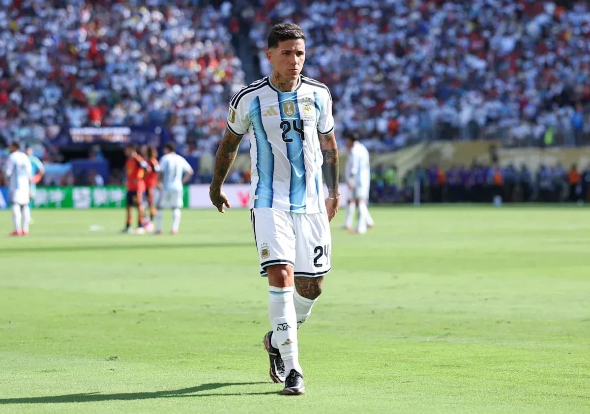 Jugador de Argentina caminando en el campo de fútbol