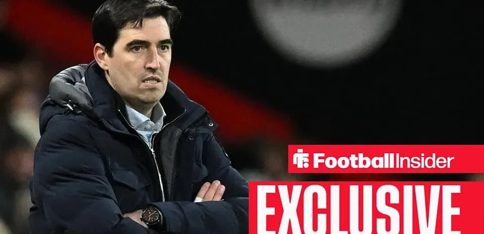 Entrenador con brazos cruzados durante un partido