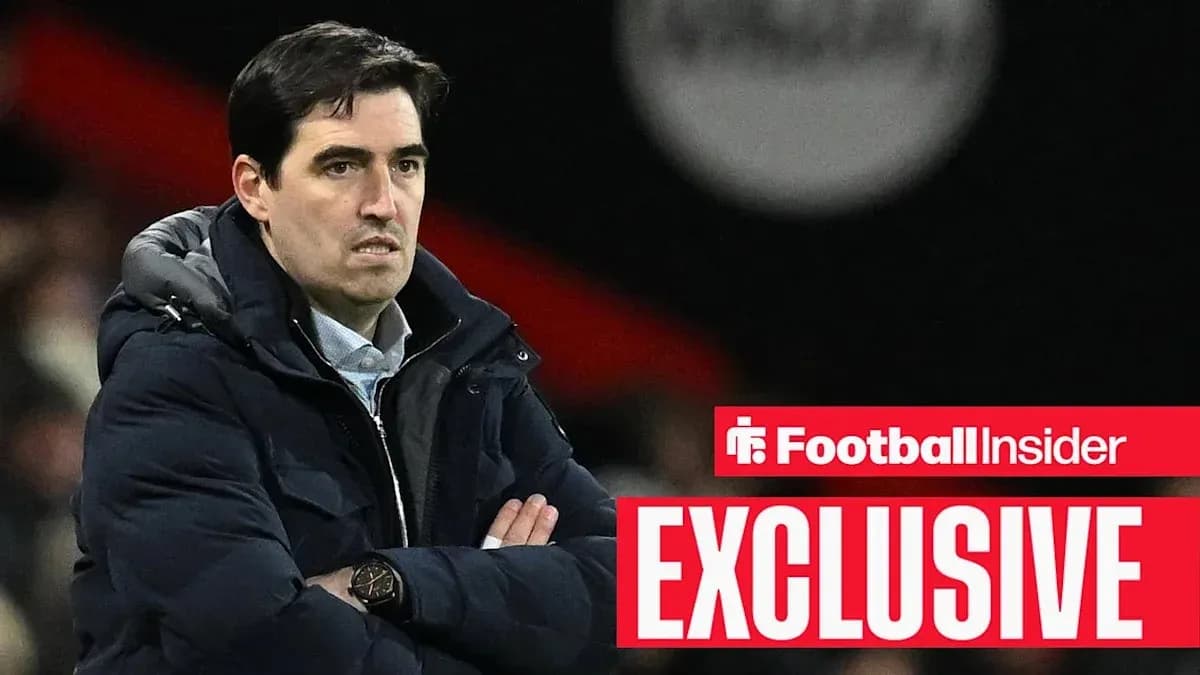 Entrenador con brazos cruzados durante un partido