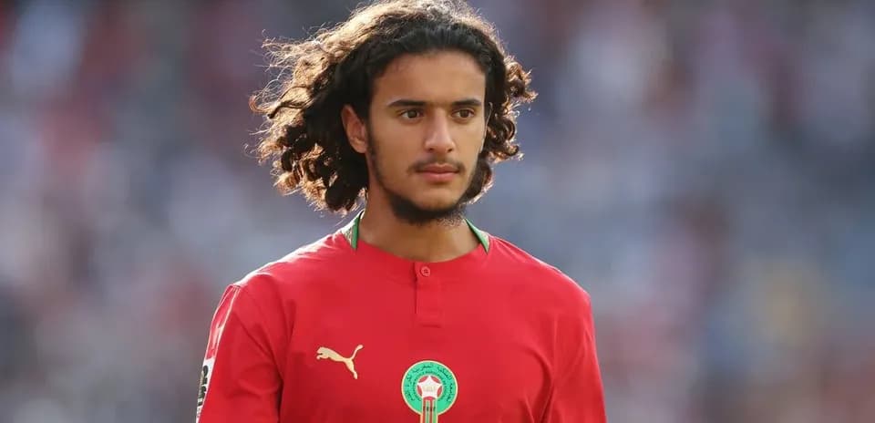 Jugador con camiseta roja de Marruecos en el campo