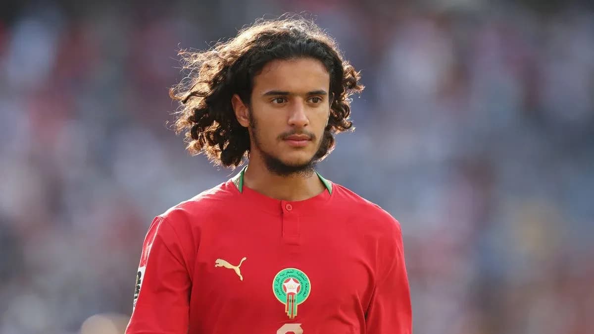 Jugador con camiseta roja de Marruecos en el campo