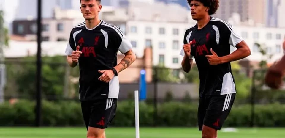 Dos jugadores corriendo durante sesión de entrenamiento