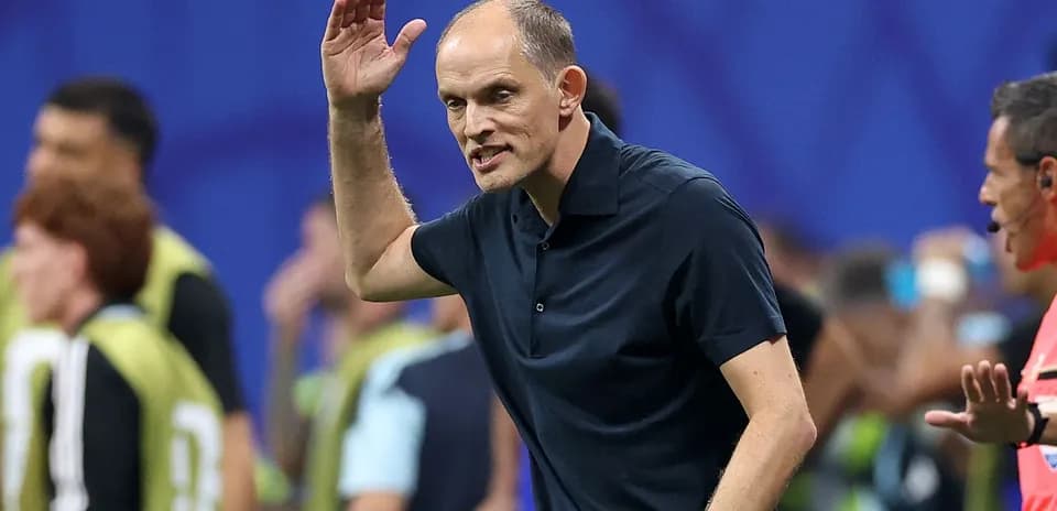 Entrenador dirigiendo a su equipo durante un partido