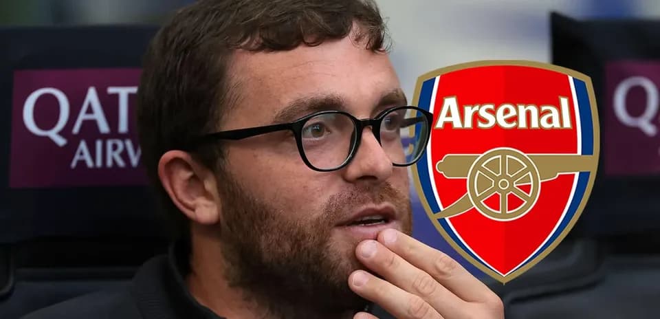 Persona reflexionando con logo de Arsenal de fondo