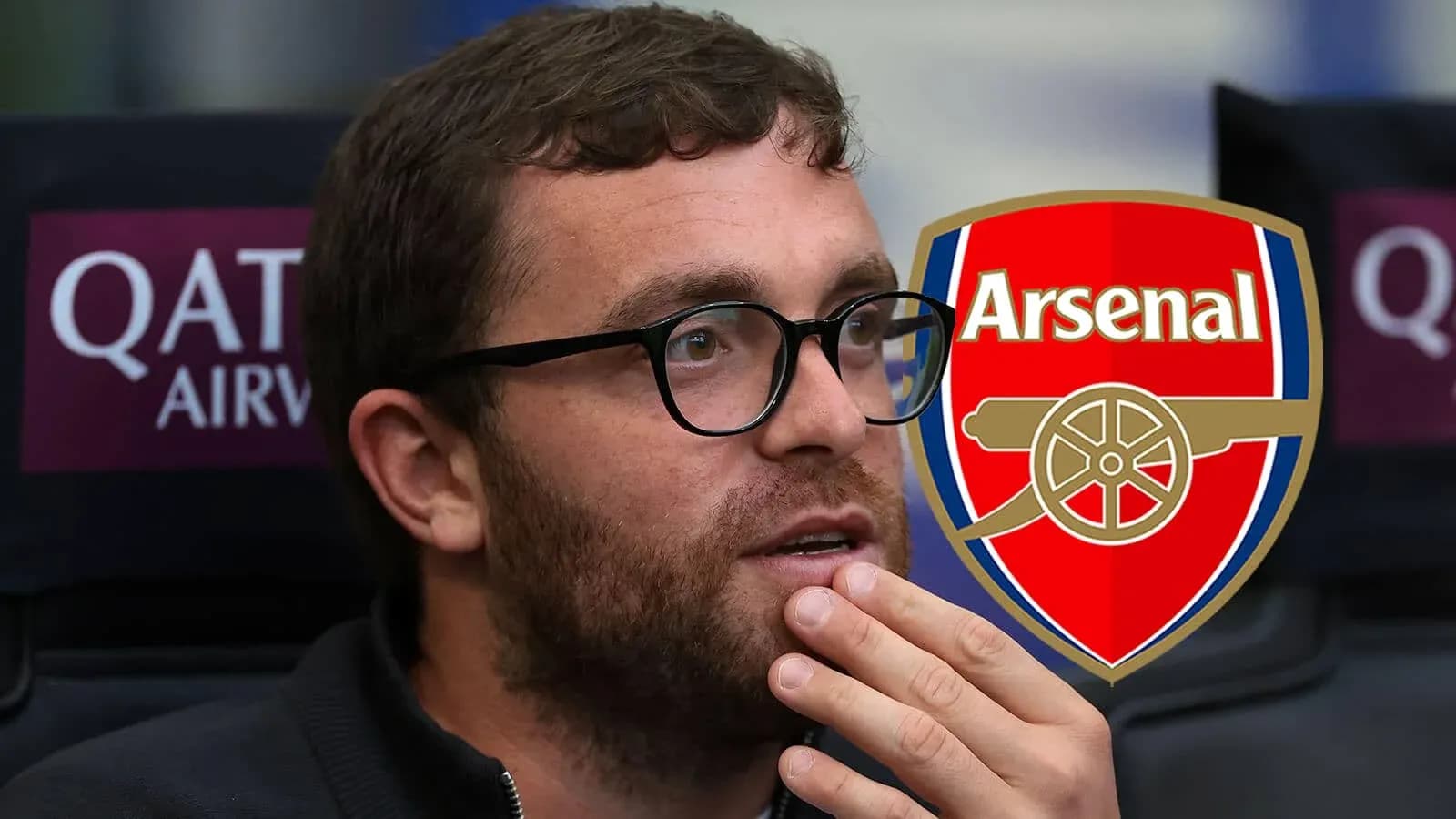 Persona reflexionando con logo de Arsenal de fondo