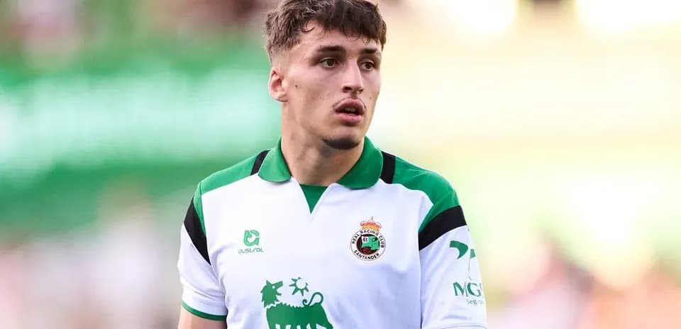 Jugador de Racing Santander en el campo durante el partido