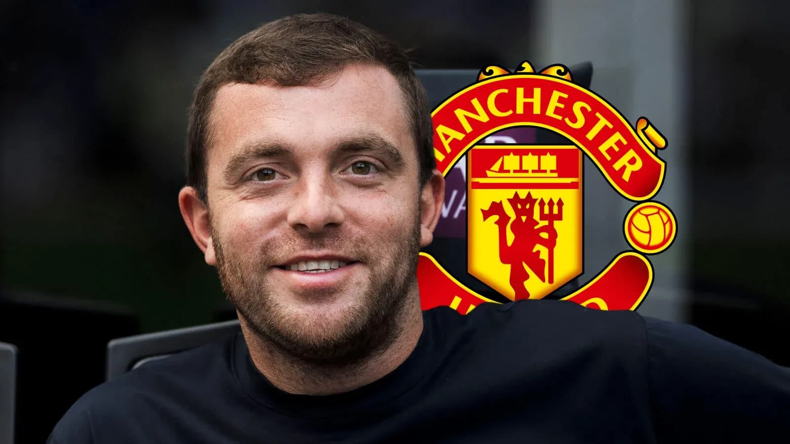 Hombre sonriendo con logo de Manchester United de fondo