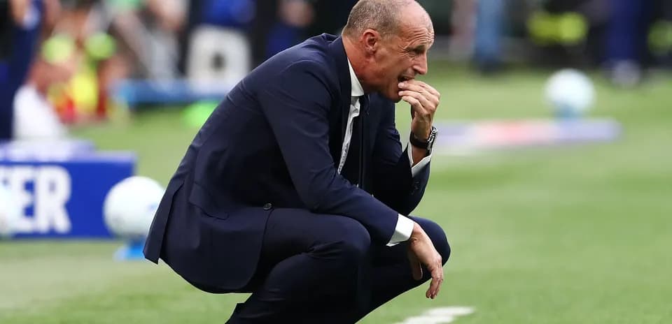 Entrenador agachado en la línea de banda durante el partido